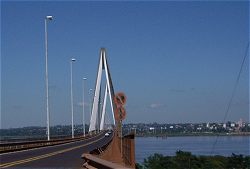 De brug die Encarnacion met Posadas verbindt